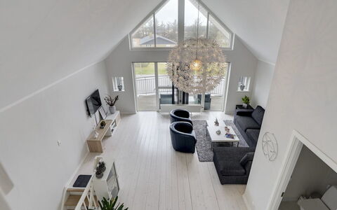 Katharine - 600M from the Sea: Holz, Interior Design, Decke, Zuhause, Beleuchtung, Wohnzimmer, Möbel, Light Fixture, Wohnung, Zimmer