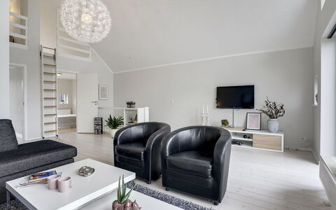 Katharine - 600M from the Sea: Interior Design, Couch, Decke, Möbel, Wohnzimmer, Flooring, Zuhause, Fussboden, Beleuchtung, Light Fixture