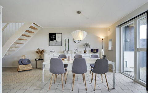 Katharine - 600M from the Sea: Möbel, Interior Design, Flooring, Fussboden, Stuhl, Holz, Tabelle, Küche & Esszimmer Tisch, Esszimmer, Decke