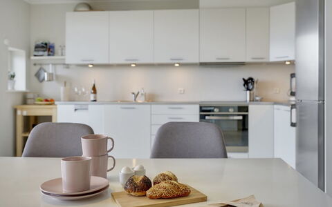 Katharine - 600M from the Sea: Möbel, Interior Design, Flooring, Countertop, Küche, Küchengerät, Fussboden, Cabinetry, Decke, Zimmer
