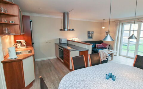 Swarthovde - 300M from the Sea: Flooring, Möbel, Interior Design, Holz, Fussboden, Decke, Küche, Countertop, Zimmer, Stuhl