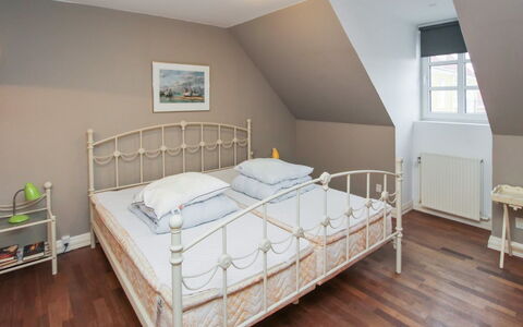 Swarthovde - 300M from the Sea: Möbel, Interior Design, Bett, Schlafzimmer, Fussboden, Flooring, Wand, Holz, Bedding, Zimmer