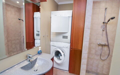 Swarthovde - 300M from the Sea: Waschmaschine, Flooring, Armatur, Fussboden, Interior Design, Badezimmerschrank, Bad Sink, Sinken, Badezimmer, Installation
