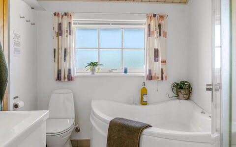 Anya - 650M from the Sea: Armatur, Interior Design, Badewanne, Decke, Flooring, Badezimmer, Fussboden, Installation, Zuhause, Zapfhahn
