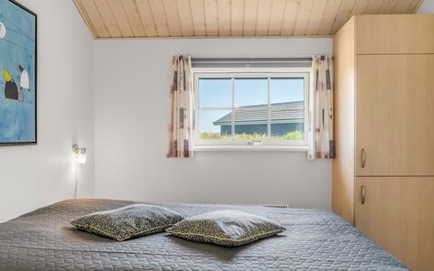 Anya - 650M from the Sea: Holz, Decke, Interior Design, Fussboden, Flooring, Möbel, Zuhause, Schlafzimmer, Zimmer, Bett