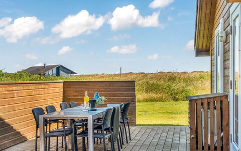 Anya - 650M from the Sea: Holz, Zuhause, Grundstueck, Hütte, Abstellgleis, Hartholz, Planke, Veranda, Holzbeize, Deck
