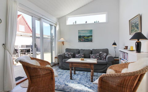 Arnke - 125M from the Sea: Wohngebiet, Dach, Vorort, Auffahrt, Estate, Kamin