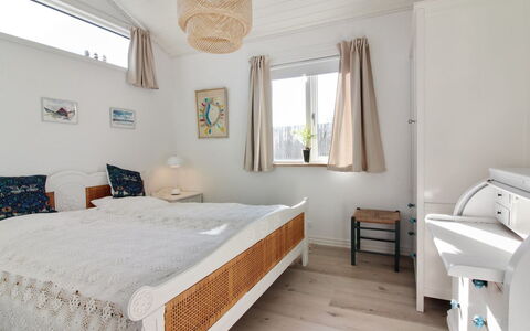 Arnke - 125M from the Sea: Wohngebiet, Dach, Vorort, Auffahrt, Estate, Kamin