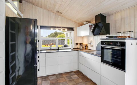 Tinja - 700M from the Sea: Küche, Küchengerät, Major Appliance, Flooring, Countertop, Holz, Interior Design, Decke, Fussboden, Haushaltsgerät