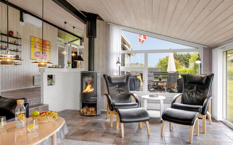 Tinja - 700M from the Sea: Holz, Möbel, Interior Design, Flooring, Zuhause, Stuhl, Fussboden, Wohnzimmer, Decke, Hartholz