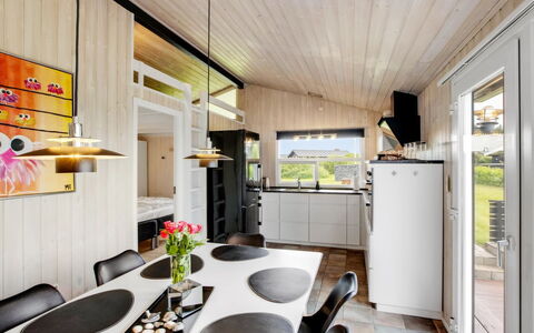 Tinja - 700M from the Sea: Interior Design, Decke, Flooring, Fussboden, Küche, Light Fixture, Countertop, Holzboden, Haushaltsgerät, Stuhl