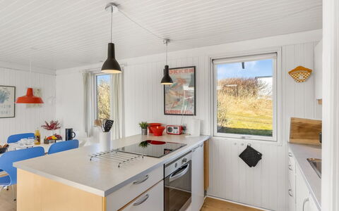 Violeta - 250M from the Sea: Küche, Holz, Countertop, Spüle, Küchengerät, Zuhause, Sinken, Major Appliance, Zapfhahn, Decke