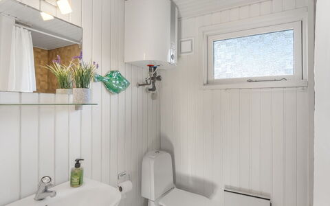 Violeta - 250M from the Sea: Holz, Armatur, Flooring, Fussboden, Zapfhahn, Toilette, Sinken, Installation, Badezimmer, Zimmer