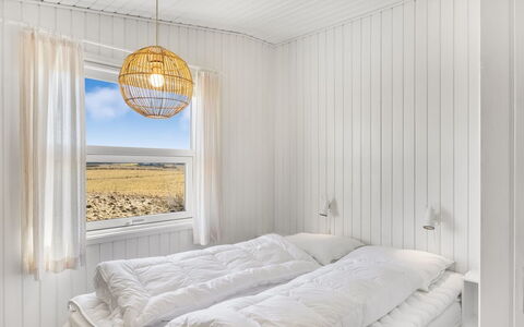 Violeta - 250M from the Sea: Schlafzimmer, Holz, Bett, Interior Design, Fussboden, Bedding, Bettdecke, Decke, Flooring, Bettrahmen