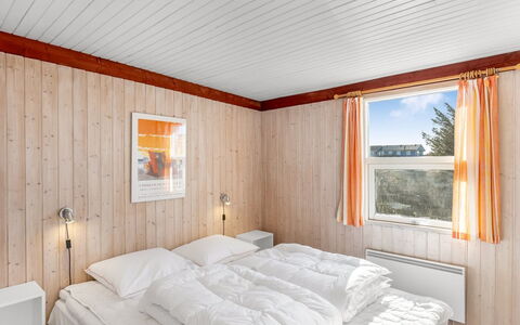 Violeta - 250M from the Sea: Holz, Decke, Schlafzimmer, Interior Design, Bett, Fussboden, Flooring, Zimmer, Möbel, Bettdecke