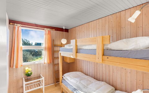 Violeta - 250M from the Sea: Etagenbett, Holz, Interior Design, Bett, Schlafzimmer, Decke, Flooring, Fussboden, Möbel, Zimmer