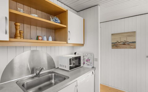 Violeta - 250M from the Sea: Holz, Flooring, Fussboden, Interior Design, Decke, Zimmer, Küche, Hartholz, Countertop, Holzbeize