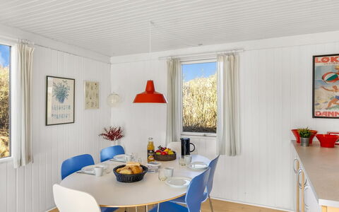 Violeta - 250M from the Sea: Interior Design, Decke, Möbel, Flooring, Beleuchtung, Fussboden, Light Fixture, Zuhause, Zimmer, Esszimmer