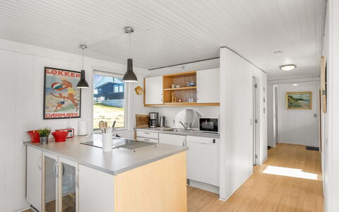 Violeta - 250M from the Sea: Holz, Küche, Flooring, Decke, Fussboden, Interior Design, Countertop, Cabinetry, Küchengerät, Holzbeize