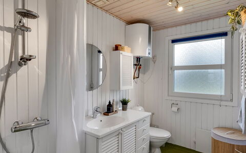 Pertti - 400M from the Sea: Armatur, Sinken, Interior Design, Installation, Zapfhahn, Badezimmer, Decke, Bad Sink, Zimmer, Toilette