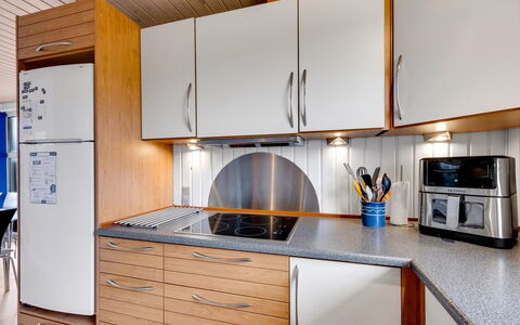 Pertti - 400M from the Sea: Küche, Küchengerät, Countertop, Holz, Major Appliance, Flooring, Interior Design, Cabinetry, Spüle, Haushaltsgerät