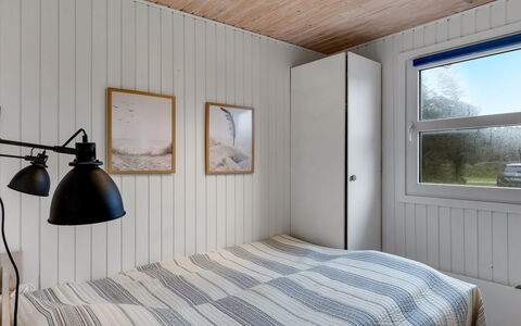 Pertti - 400M from the Sea: Schlafzimmer, Holz, Decke, Bett, Interior Design, Bettdecke, Bedding, Fussboden, Bettrahmen, Flooring