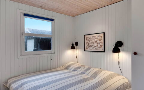 Pertti - 400M from the Sea: Holz, Decke, Interior Design, Schlafzimmer, Beleuchtung, Light Fixture, Flooring, Fussboden, Zimmer, Bett