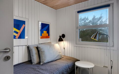 Pertti - 400M from the Sea: Holz, Flooring, Interior Design, Fussboden, Decke, Schlafzimmer, Zimmer, Holzbeize, Bett, Hartholz