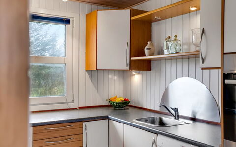 Pertti - 400M from the Sea: Holz, Interior Design, Küche, Countertop, Flooring, Küchengerät, Zimmer, Decke, Zapfhahn, Armatur
