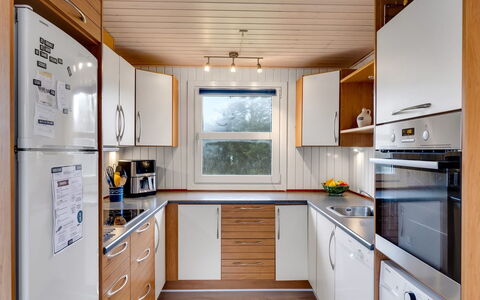 Pertti - 400M from the Sea: Küchengerät, Küche, Major Appliance, Flooring, Holz, Interior Design, Countertop, Fussboden, Haushaltsgerät, Decke