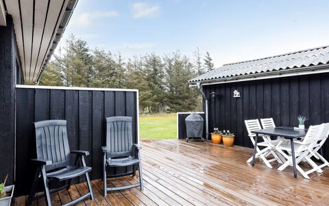 Pertti - 400M from the Sea: Holz, Verbundwerkstoff, Abstellgleis, Tür, Deck, Hartholz, Planke, Gartenmöbel, Veranda, Holzbeize