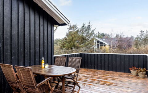 Pertti - 400M from the Sea: Holz, Hartholz, Verbundwerkstoff, Planke, Holzboden, Deck, Abstellgleis, Holzbeize, Veranda, Gartenmöbel