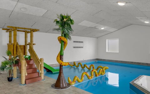 Berenika - 500M from the Sea: Flooring, Fussboden, Decke, Schwimmbad, Rutsche, Resort, Freizeitzentrum, Zimmerpflanze