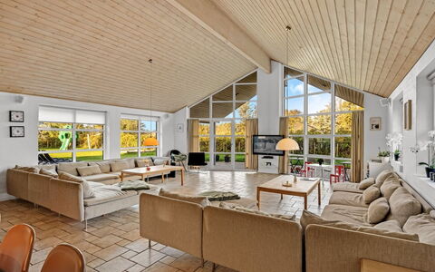 Berenika - 500M from the Sea: Decke, Couch, Interior Design, Wohnzimmer, Estate, Hartholz, Stuhl, Schlafsofa, Holzboden
