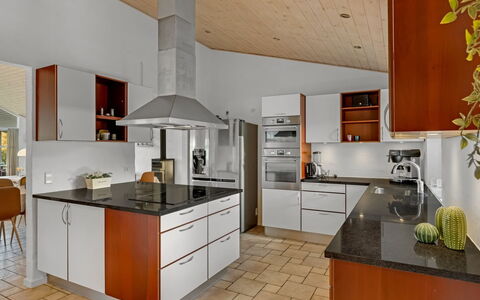 Berenika - 500M from the Sea: Küche, Flooring, Countertop, Interior Design, Cabinetry, Möbel, Fussboden, Decke, Holz, Küchengerät