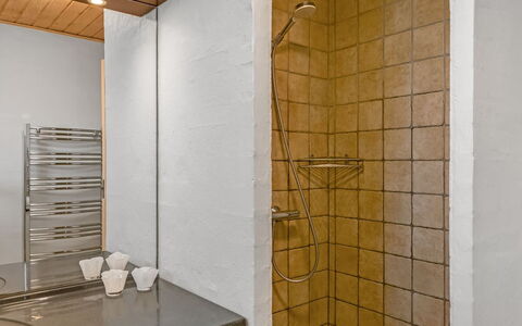 Berenika - 500M from the Sea: Wand, Flooring, Interior Design, Fussboden, Holz, Armatur, Decke, Beleuchtung, Badezimmer, Installation