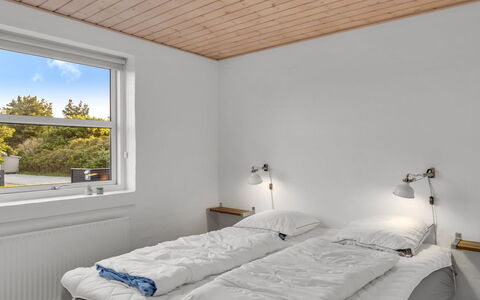 Berenika - 500M from the Sea: Wand, Decke, Holz, Interior Design, Schlafzimmer, Bett, Flooring, Fussboden, Bedding, Beleuchtung