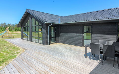 Juho - 900M from the Sea: Möbel, Interior Design, Stuhl, Flooring, Tabelle, Resort, Fussboden, Decke, Zimmer, Eco Hotel