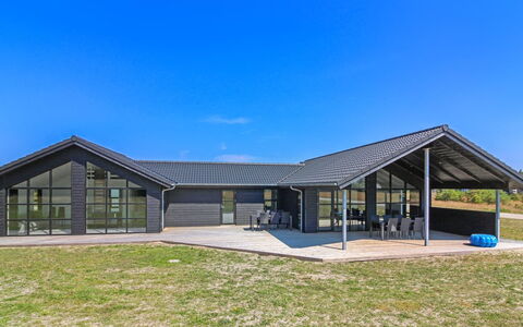 Juho - 900M from the Sea: Möbel, Interior Design, Stuhl, Flooring, Tabelle, Resort, Fussboden, Decke, Zimmer, Eco Hotel