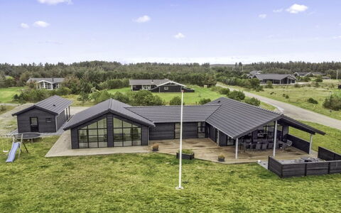 Juho - 900M from the Sea: Möbel, Interior Design, Stuhl, Flooring, Tabelle, Resort, Fussboden, Decke, Zimmer, Eco Hotel