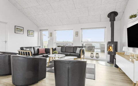 Kirsi - 1.6Km from the Sea: Möbel, Interior Design, Flooring, Fussboden, Holz, Decke, Couch, Wohnzimmer, Beleuchtung, Zimmer