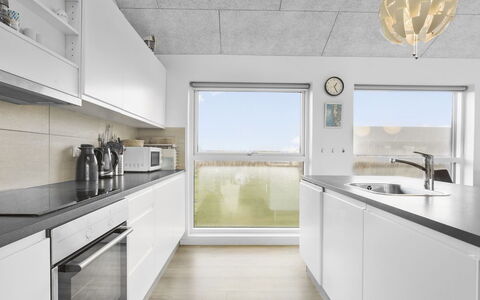 Kirsi - 1.6Km from the Sea: Küche, Interior Design, Countertop, Flooring, Decke, Holz, Light Fixture, Fussboden, Möbel, Beleuchtung