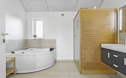 Kirsi - 1.6Km from the Sea: Flooring, Armatur, Sinken, Fussboden, Interior Design, Badezimmer, Zapfhahn, Decke, Bad Sink, Installation
