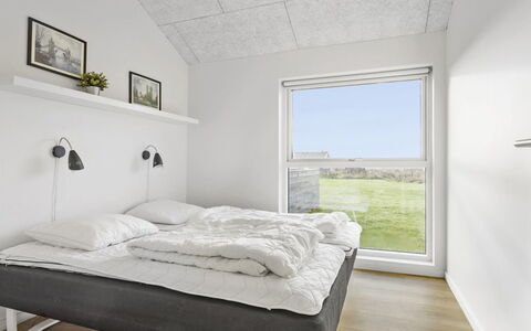 Kirsi - 1.6Km from the Sea: Wand, Schlafzimmer, Decke, Interior Design, Bett, Flooring, Fussboden, Bettdecke, Bedding, Wohnung