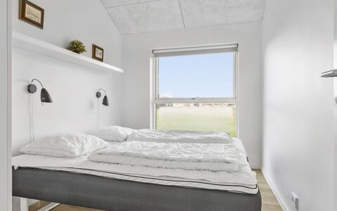 Kirsi - 1.6Km from the Sea: Wand, Schlafzimmer, Holz, Interior Design, Flooring, Bett, Decke, Fussboden, Bettdecke, Zimmer