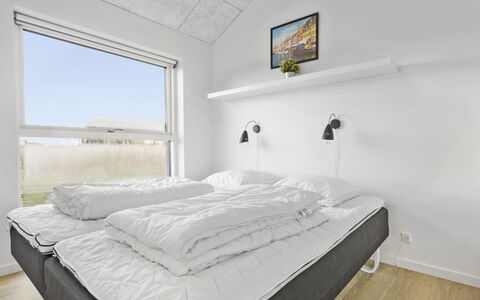 Kirsi - 1.6Km from the Sea: Schlafzimmer, Bett, Bedding, Bettdecke, Decke, Fussboden, Interior Design, Bettrahmen, Linens, Zimmer