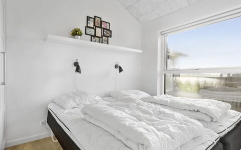 Kirsi - 1.6Km from the Sea: Schlafzimmer, Bett, Bedding, Bettdecke, Interior Design, Decke, Fussboden, Bettrahmen, Wohnung, Linens