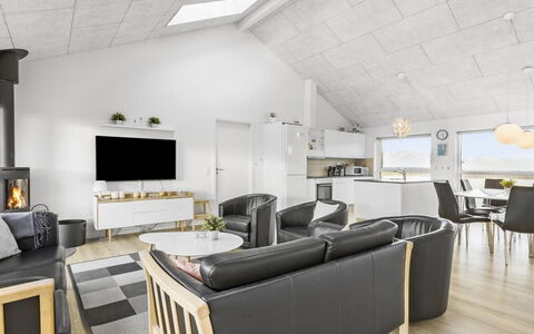 Kirsi - 1.6Km from the Sea: Decke, Interior Design, Flooring, Light Fixture, Wohnzimmer, Zimmer, Couch, Stuhl, Haushaltsgerät