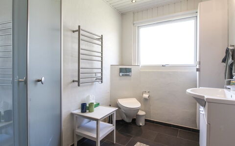 Lis - 300M from the Sea: Flooring, Fussboden, Armatur, Interior Design, Decke, Badezimmer, Sinken, Installation, Toilette, Zapfhahn