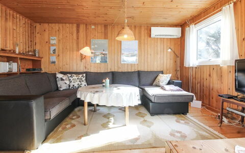 Lis - 300M from the Sea: Möbel, Interior Design, Flooring, Holz, Couch, Fussboden, Decke, Wohnzimmer, Zimmer, Beleuchtung